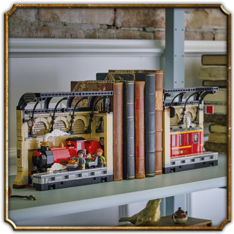 LEGO® Harry Potter™ Book Nook: Hogwarts™ Express