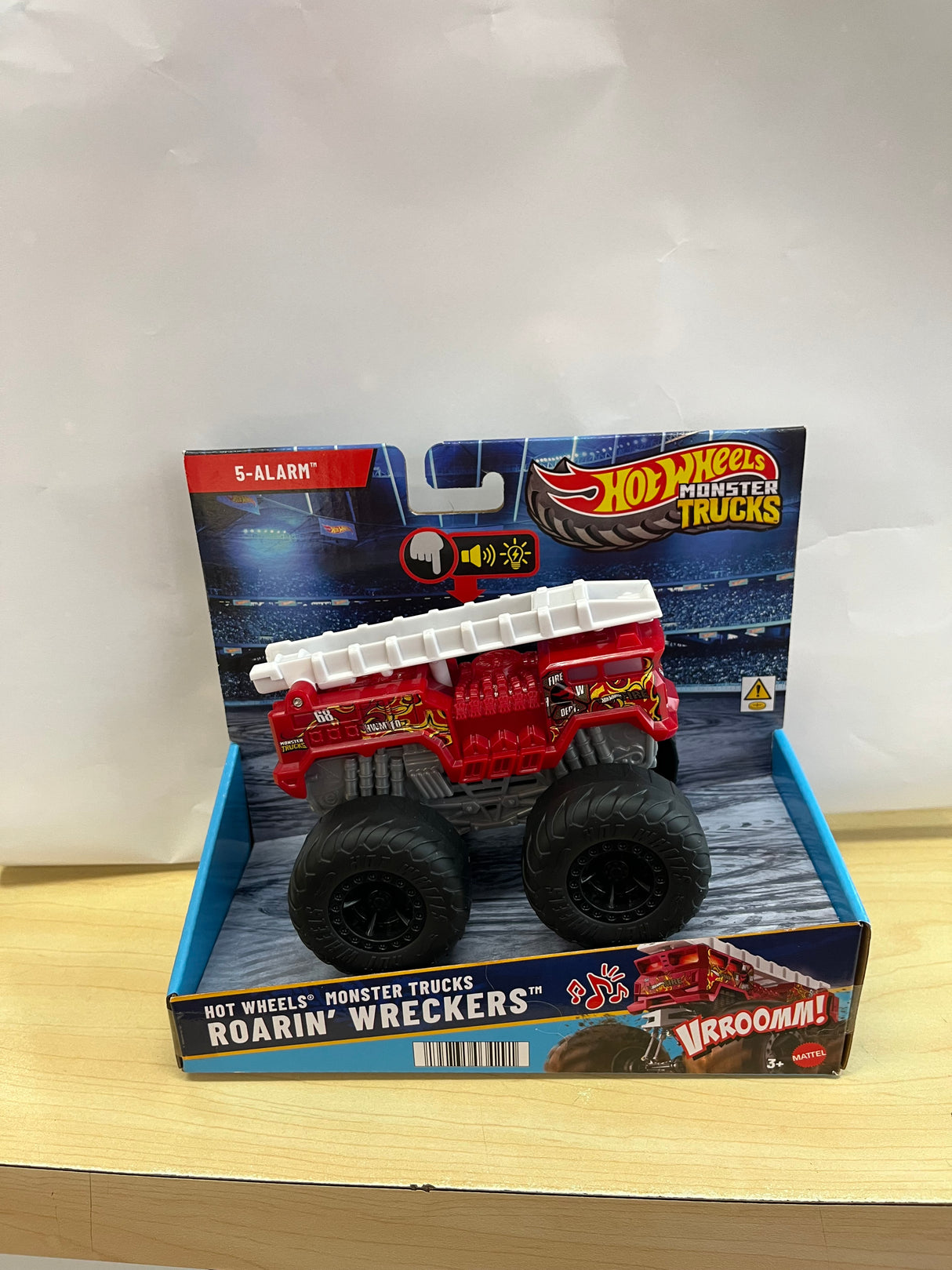 Hot Wheels Monster Trucks Roarin' Wreckers™ (sold individually)